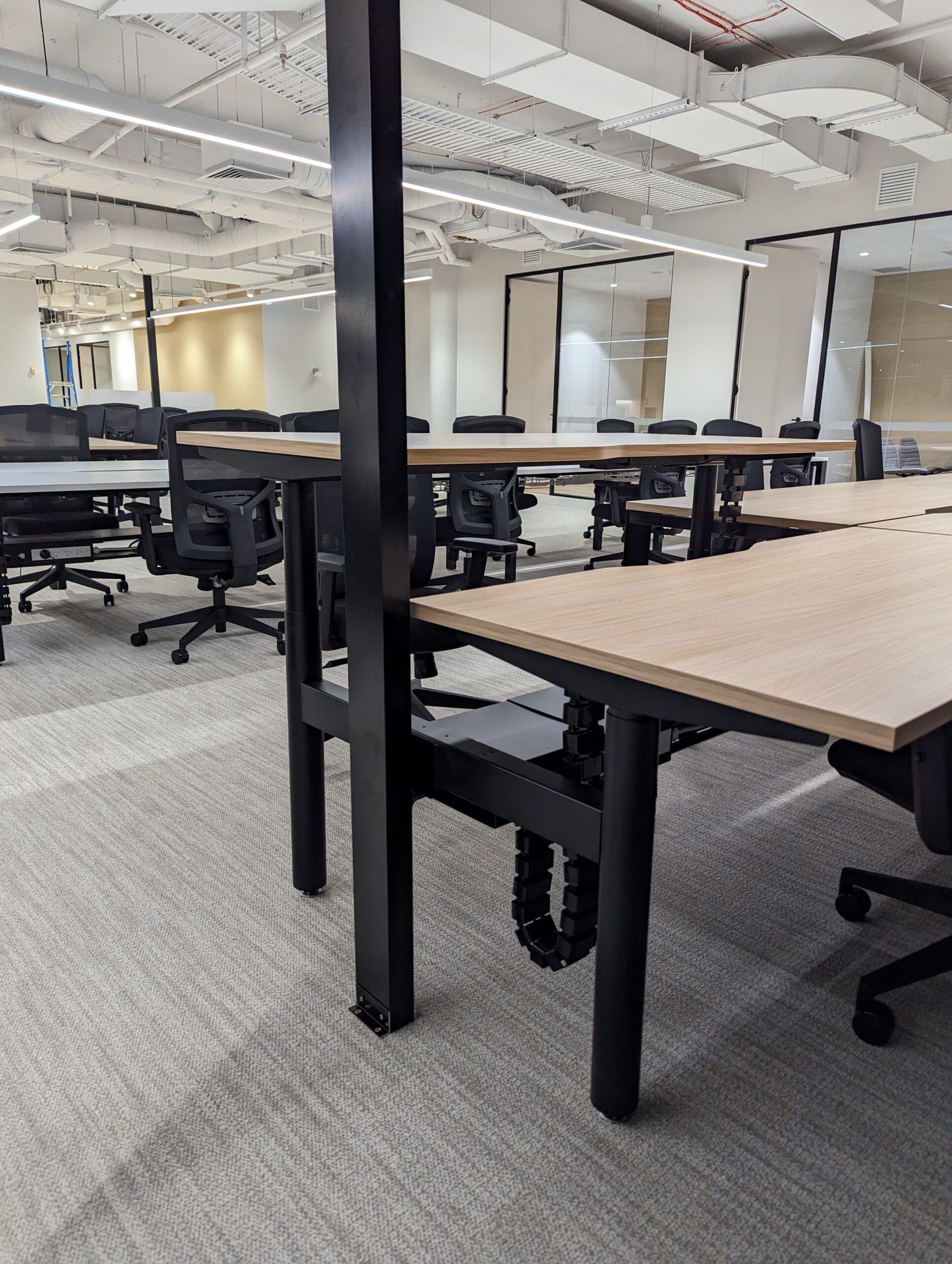 Height-adjustable workstations arranged in a commercial office project