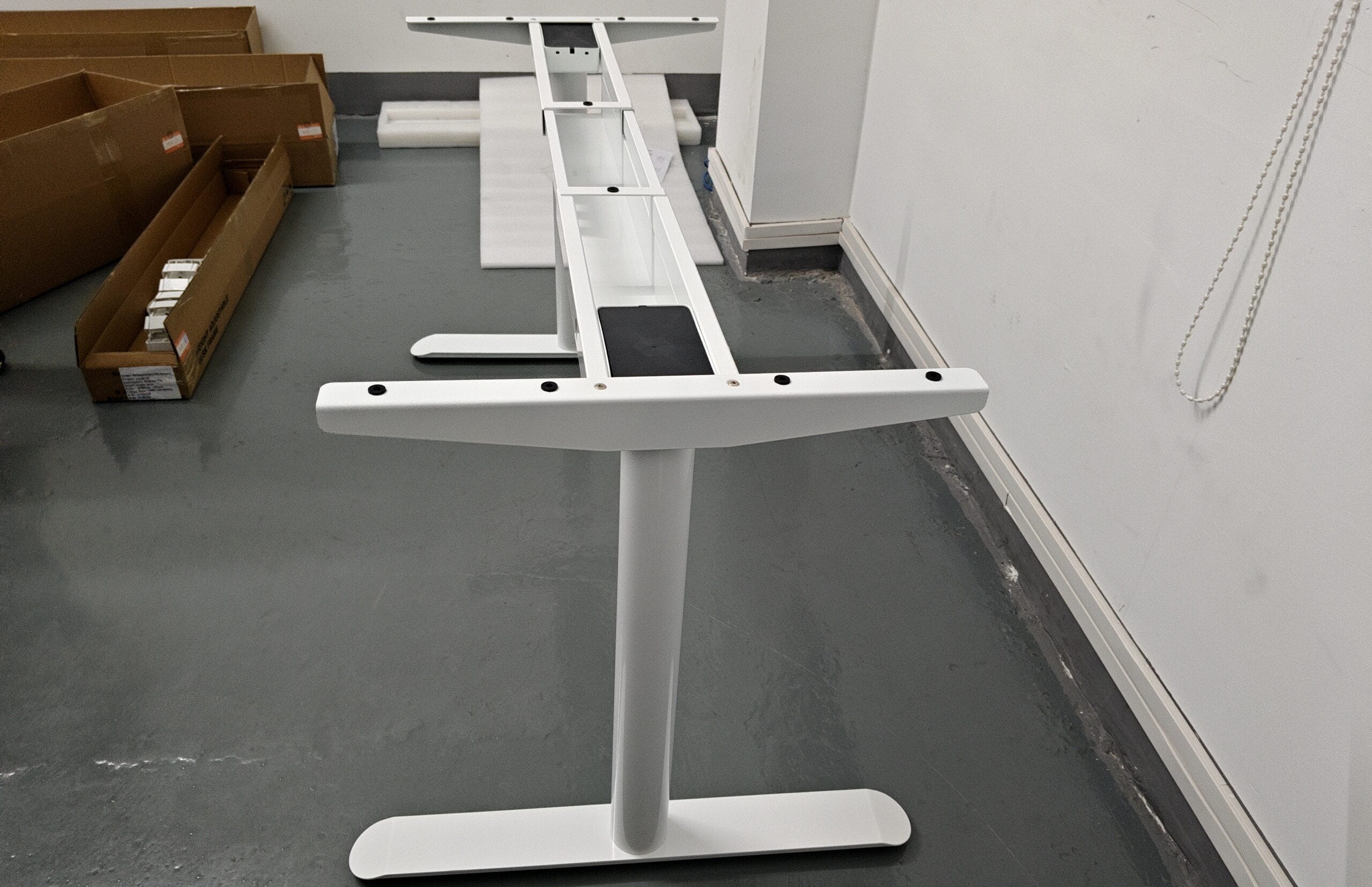 BH-D23RS round column detail beneath a desk surface