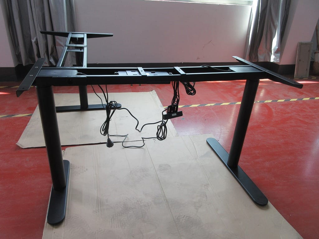 BH-T33RS round column detail beneath a desk surface